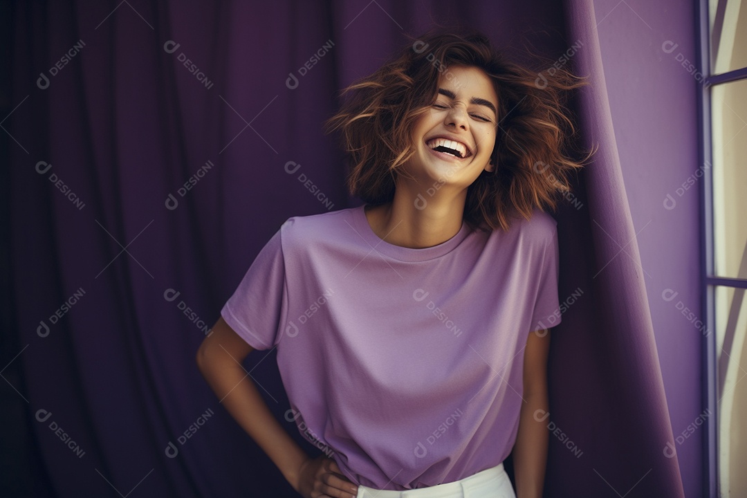 Mulher jovem sorridente vestindo camiseta lilás