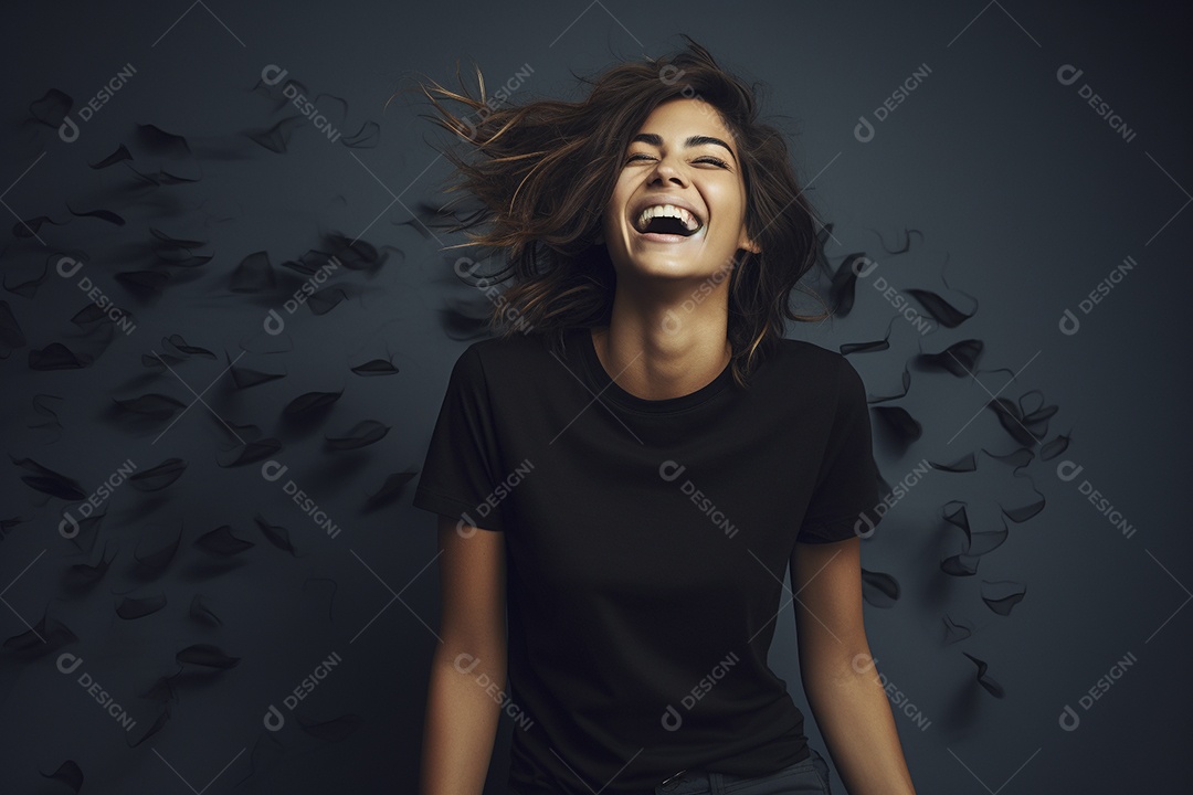 Mulher jovem sorridente vestindo camiseta preta