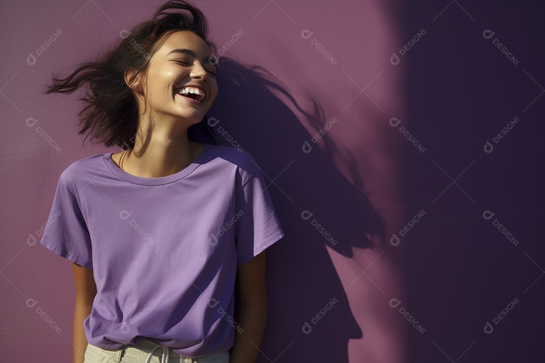 Mulher jovem sorridente vestindo camiseta lilás