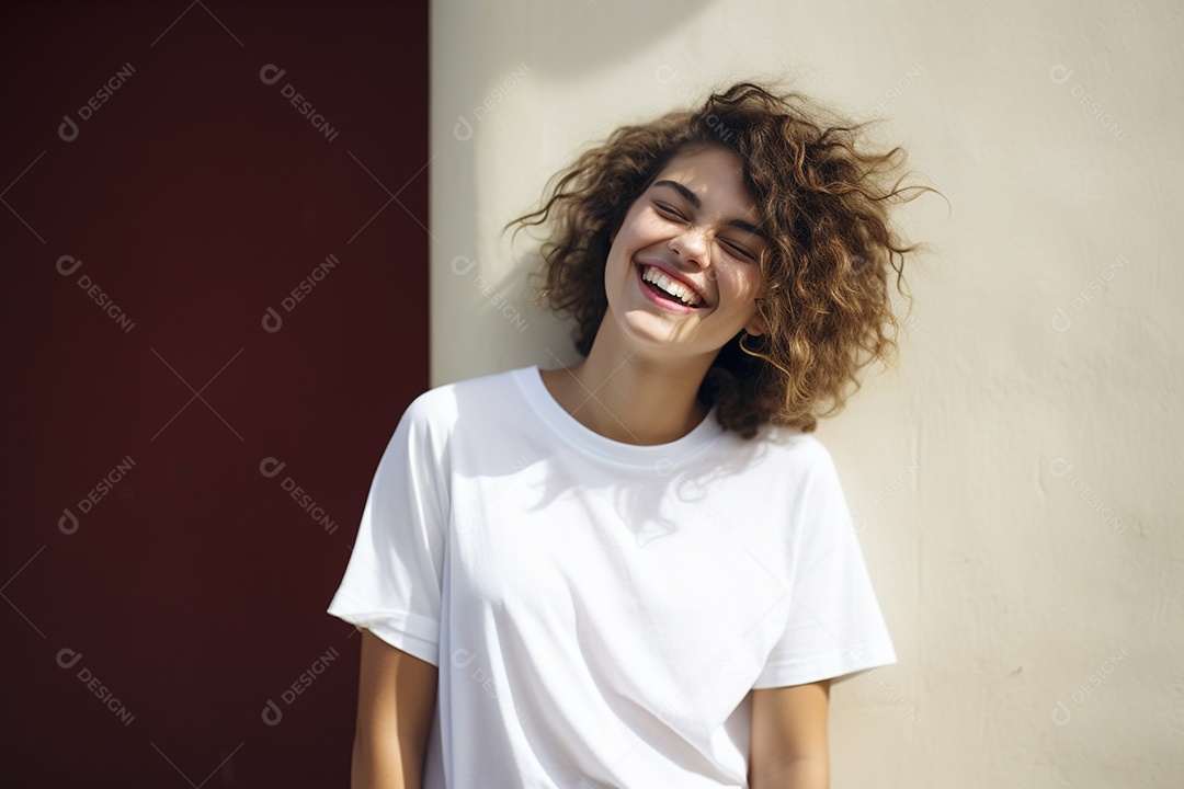 Mulher jovem sorridente vestindo camiseta branca