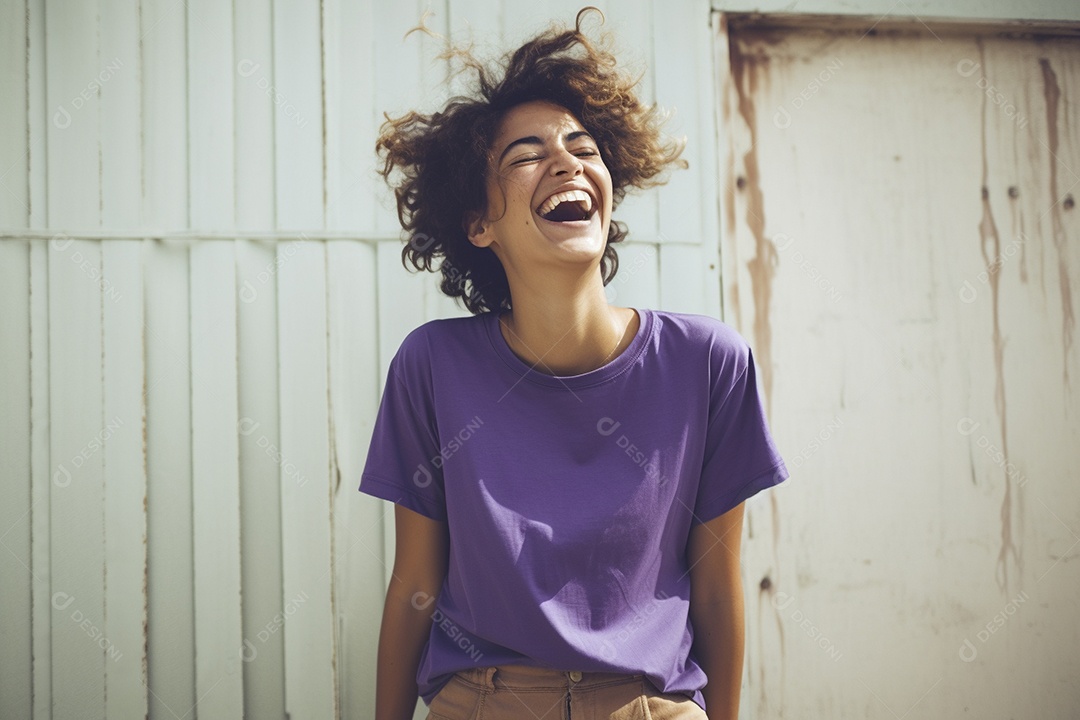 Mulher jovem sorridente vestindo camiseta lilás