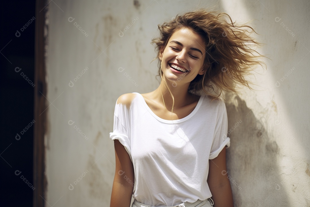 Mulher jovem sorridente vestindo camiseta branca