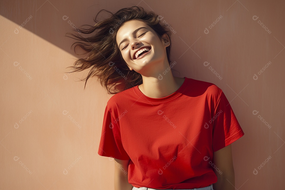 Mulher jovem sorridente vestindo camiseta vermelha
