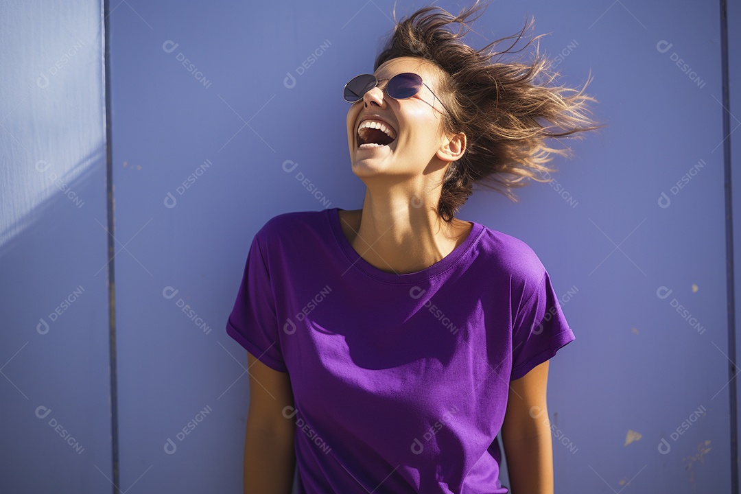 Mulher jovem sorridente vestindo camiseta lilás