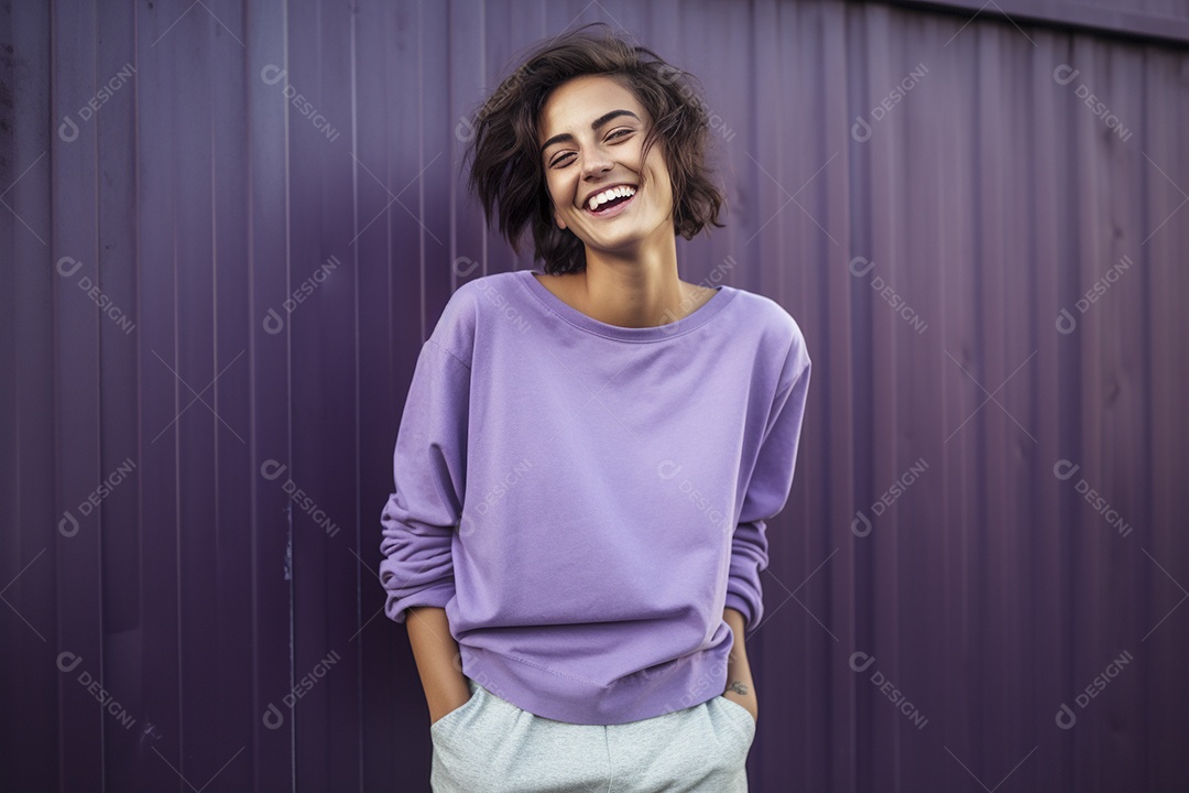 Mulher jovem sorridente vestindo camiseta lilás