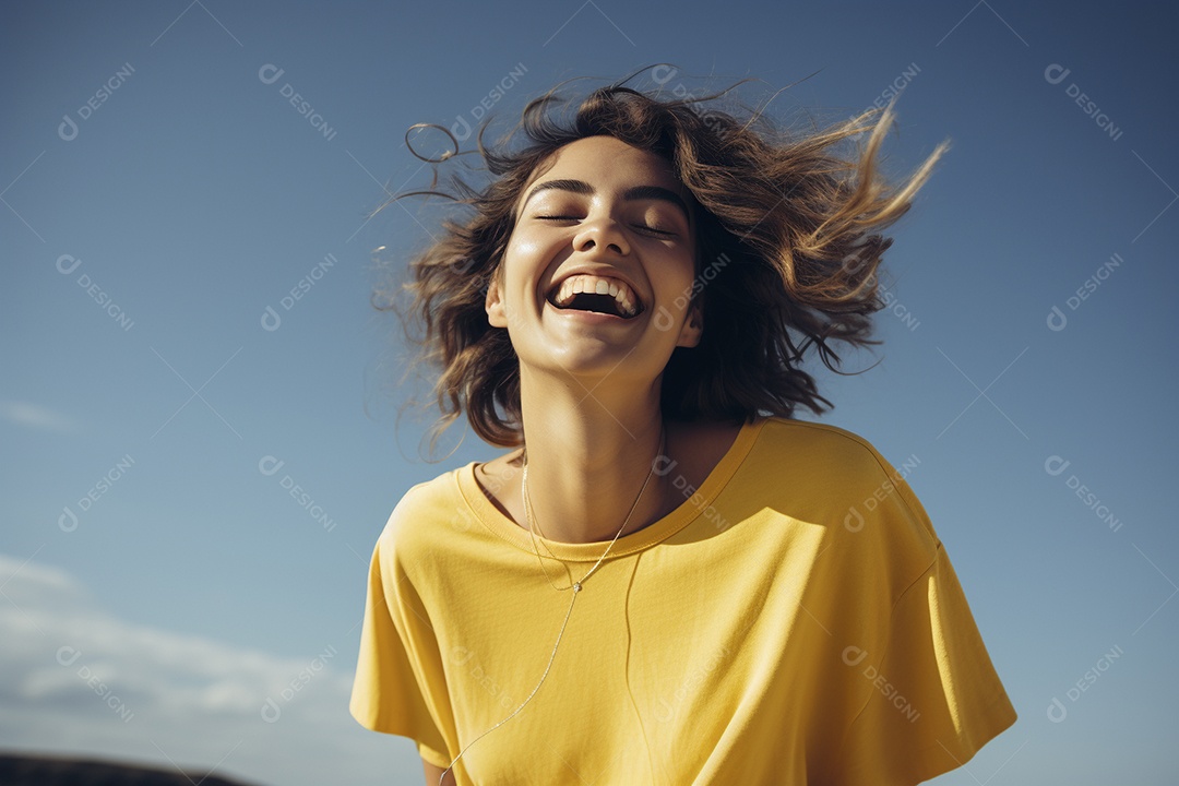 Mulher jovem sorridente vestindo camiseta amarela