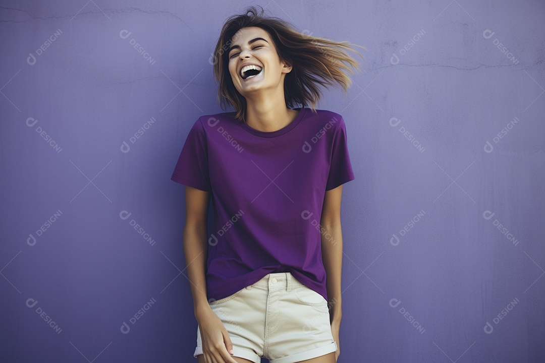 Mulher jovem sorridente vestindo camiseta lilás