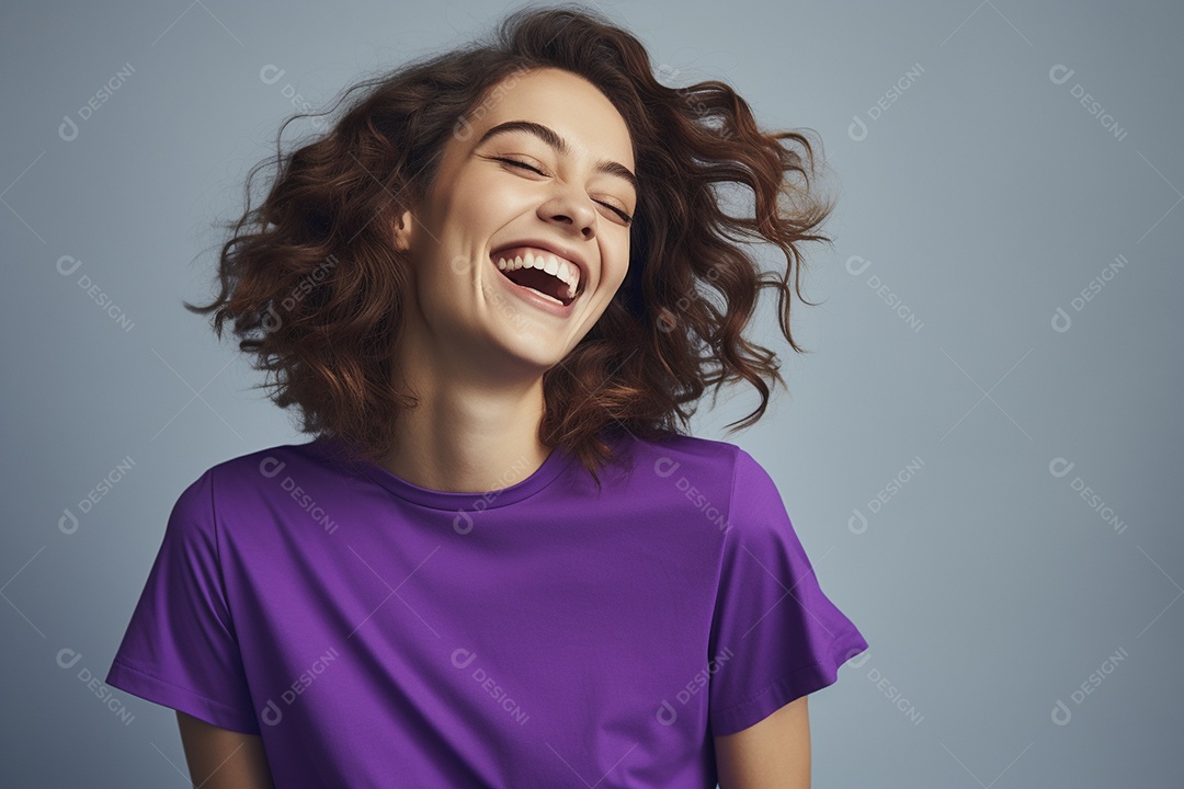 Mulher jovem sorridente vestindo camiseta lilás