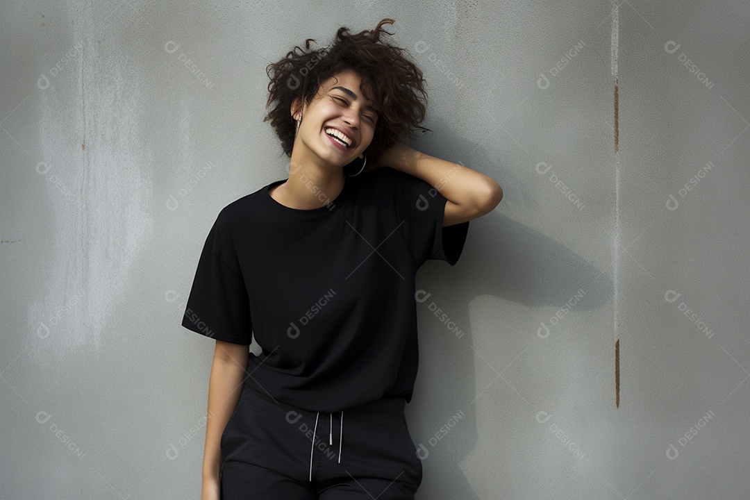 Mulher jovem sorridente vestindo camiseta preta