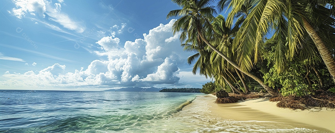 Uma praia com palmeiras e céu azul claro