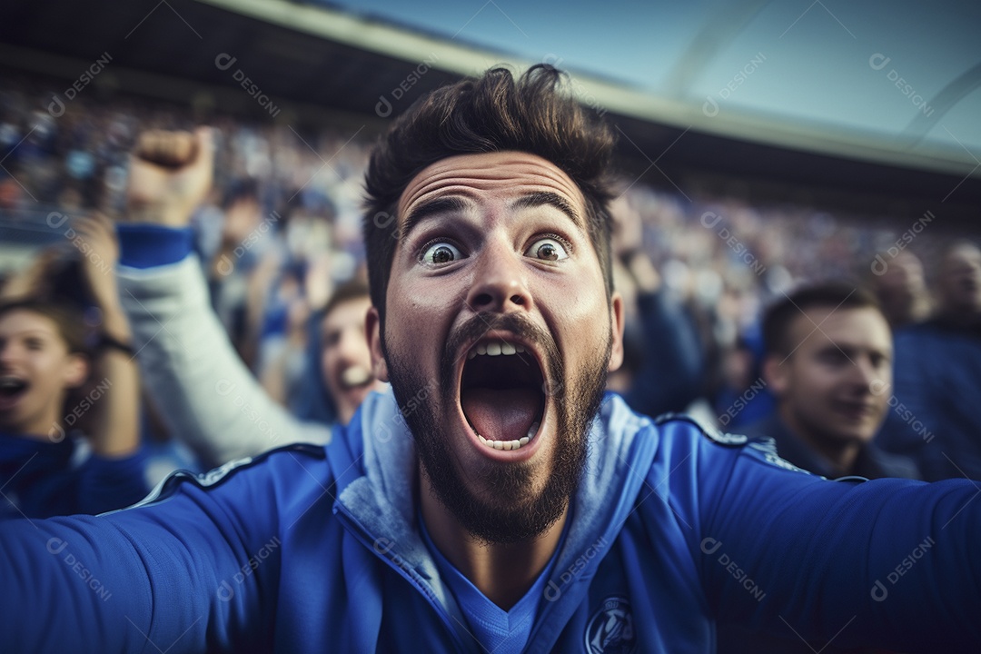 Vista aproximada, fãs de futebol masculinos surpresos com cores azuis