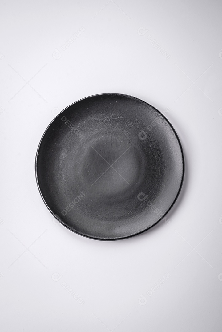 Placa cerâmica redonda vazia sobre um fundo liso, flatley Utensílios de cozinha na cozinha de casa