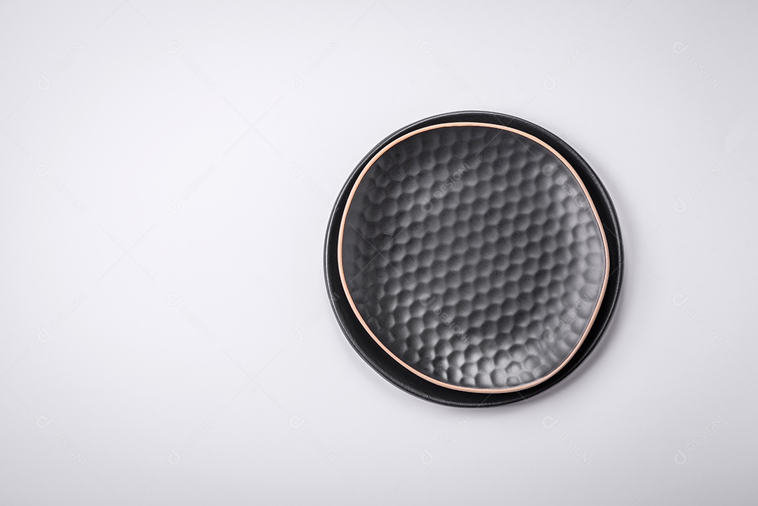 Placa cerâmica redonda vazia sobre um fundo liso, flatley Utensílios de cozinha na cozinha de casa