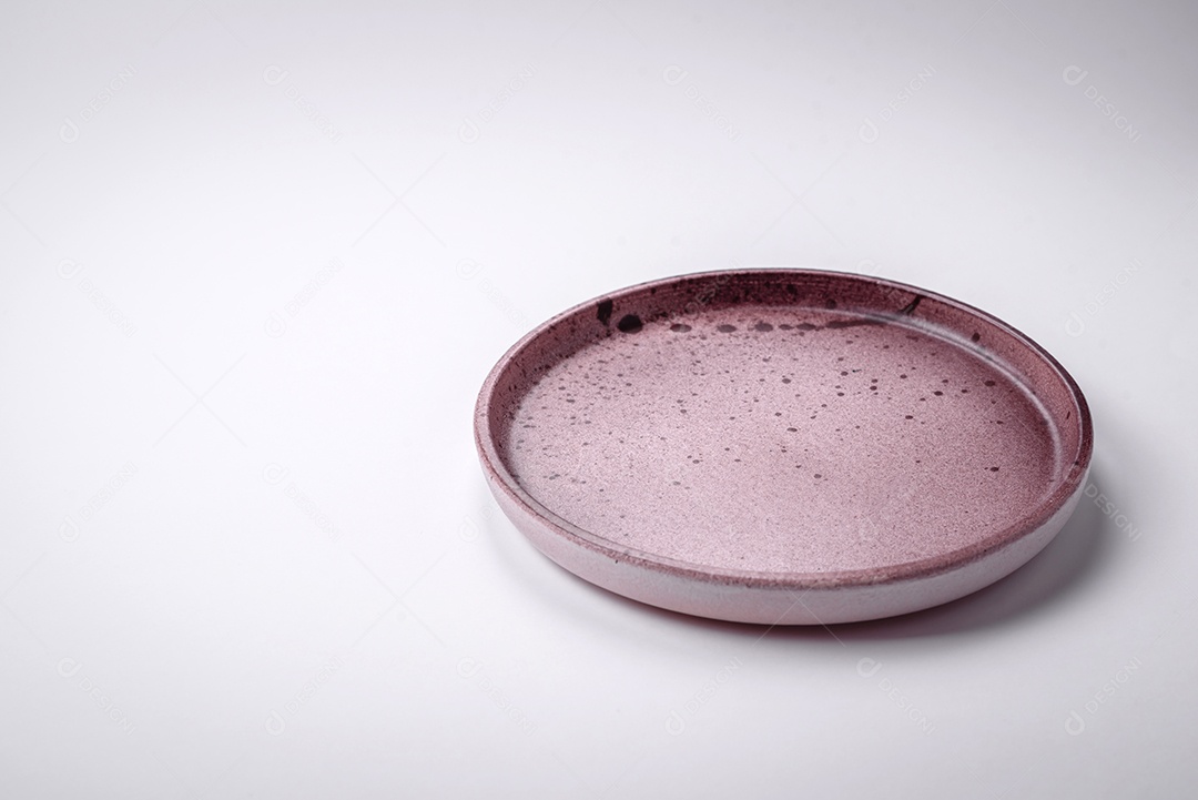 Placa cerâmica redonda vazia sobre um fundo liso, flatley Utensílios de cozinha na cozinha de casa