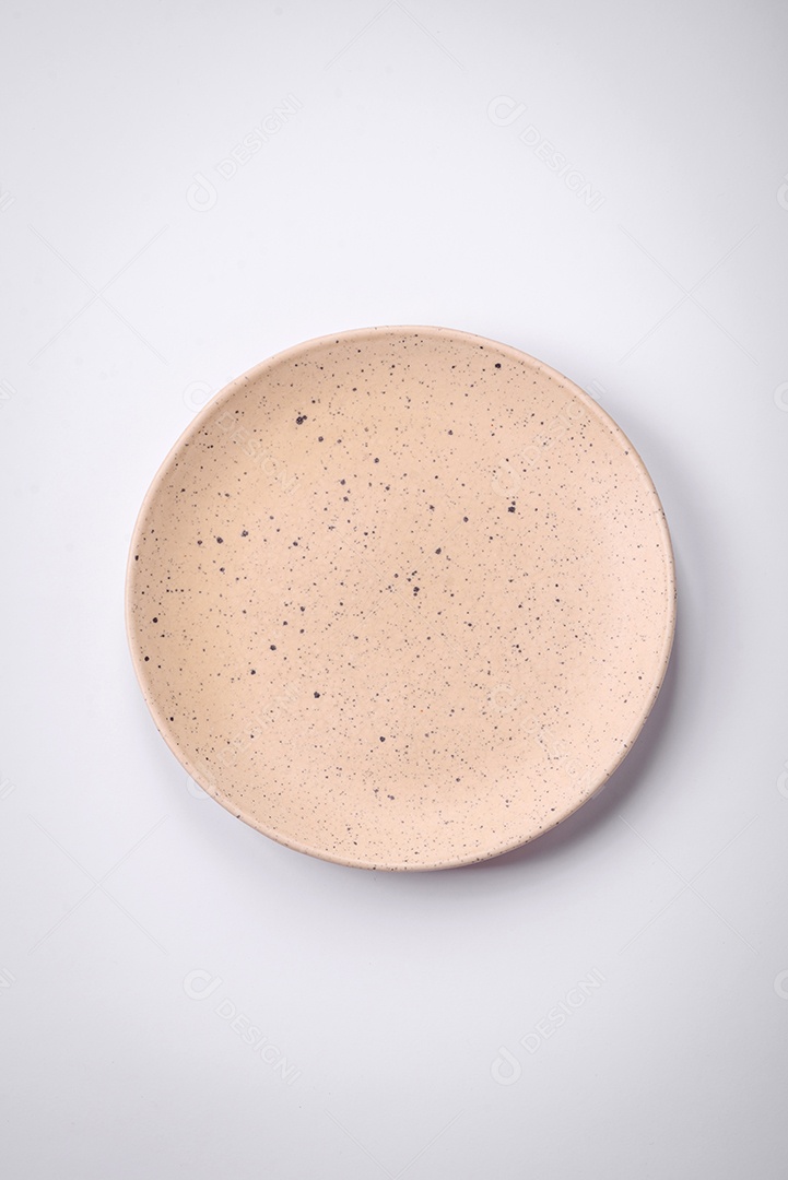 Placa cerâmica redonda vazia sobre um fundo liso, flatley Utensílios de cozinha na cozinha de casa