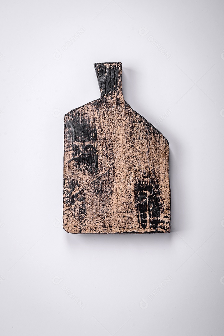 Tábua de corte retangular de madeira vazia em um fundo liso, flatley com espaço de cópia. Utensílios de cozinha na cozinha de casa