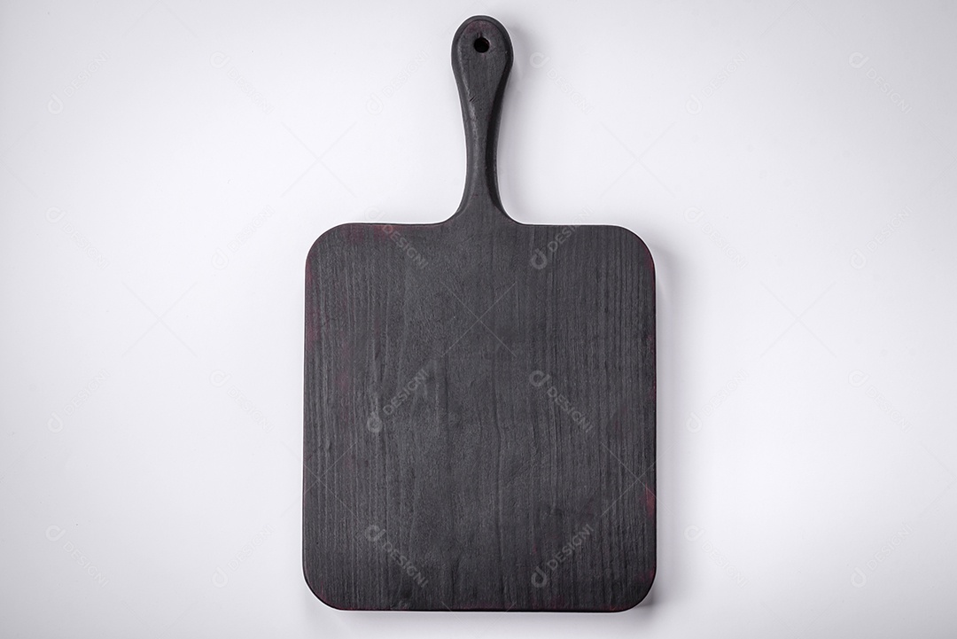 Tábua de corte retangular de madeira vazia em um fundo liso, flatley com espaço de cópia. Utensílios de cozinha na cozinha de casa