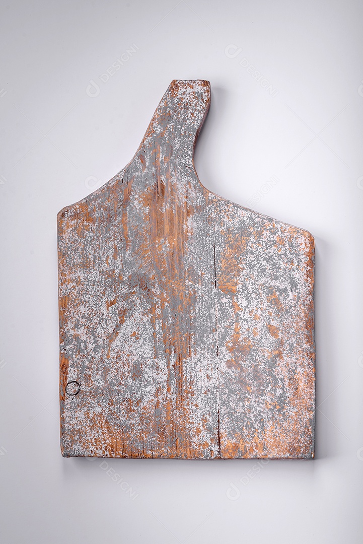 Tábua de corte retangular de madeira vazia em um fundo liso, flatley com espaço de cópia. Utensílios de cozinha na cozinha de casa