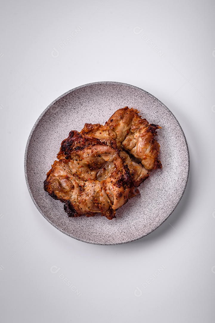 Delicioso frango crocante fresco grelhado com sal, especiarias e ervas. Prato de carne grelhada