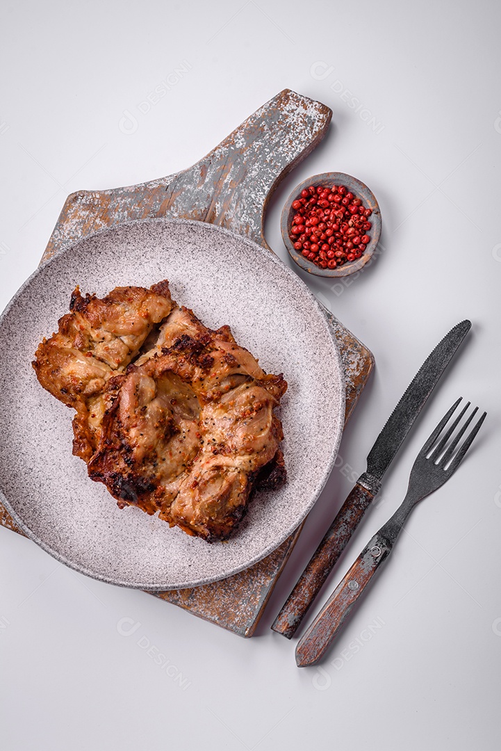 Delicioso frango crocante fresco grelhado com sal, especiarias e ervas. Prato de carne grelhada