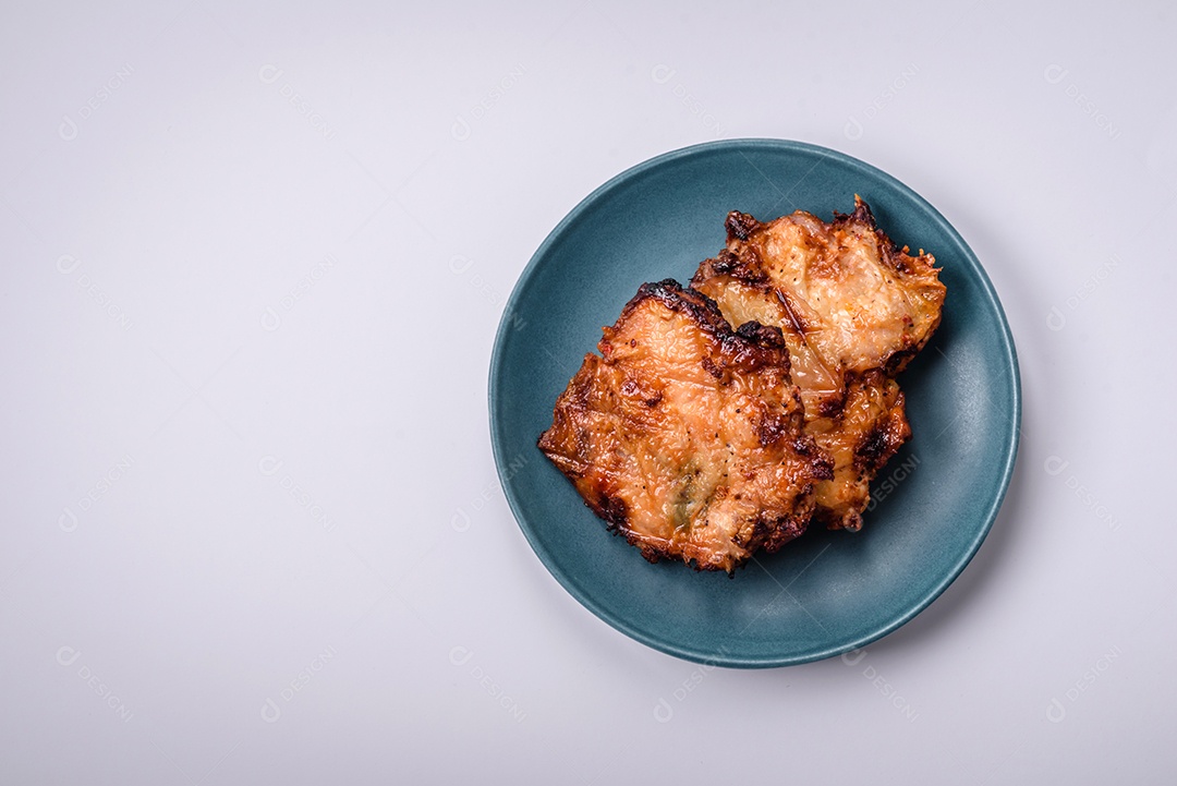 Delicioso frango crocante fresco grelhado com sal, especiarias e ervas. Prato de carne grelhada