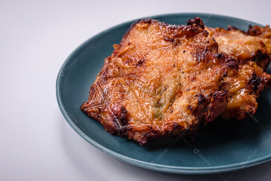 Delicioso frango crocante fresco grelhado com sal, especiarias e ervas. Prato de carne grelhada