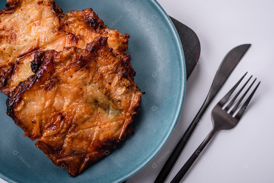 Delicioso frango crocante fresco grelhado com sal, especiarias e ervas. Prato de carne grelhada