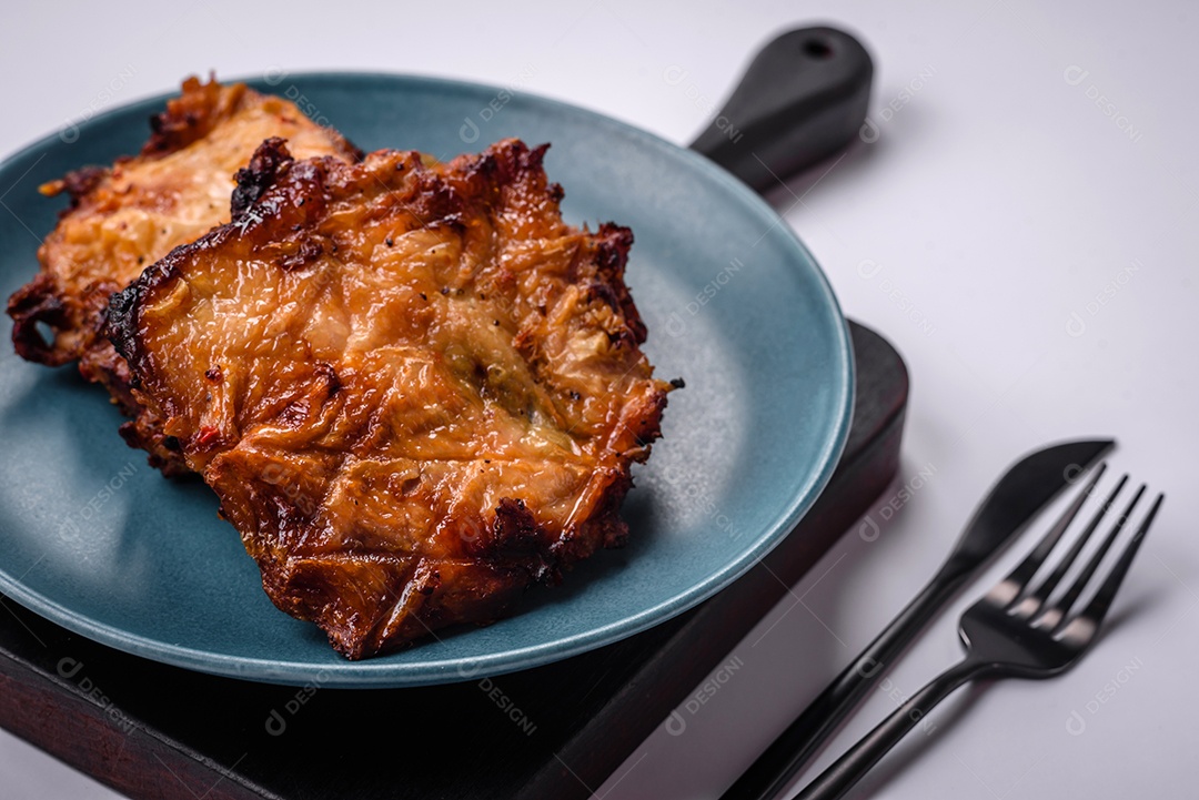 Delicioso frango crocante fresco grelhado com sal, especiarias e ervas. Prato de carne grelhada