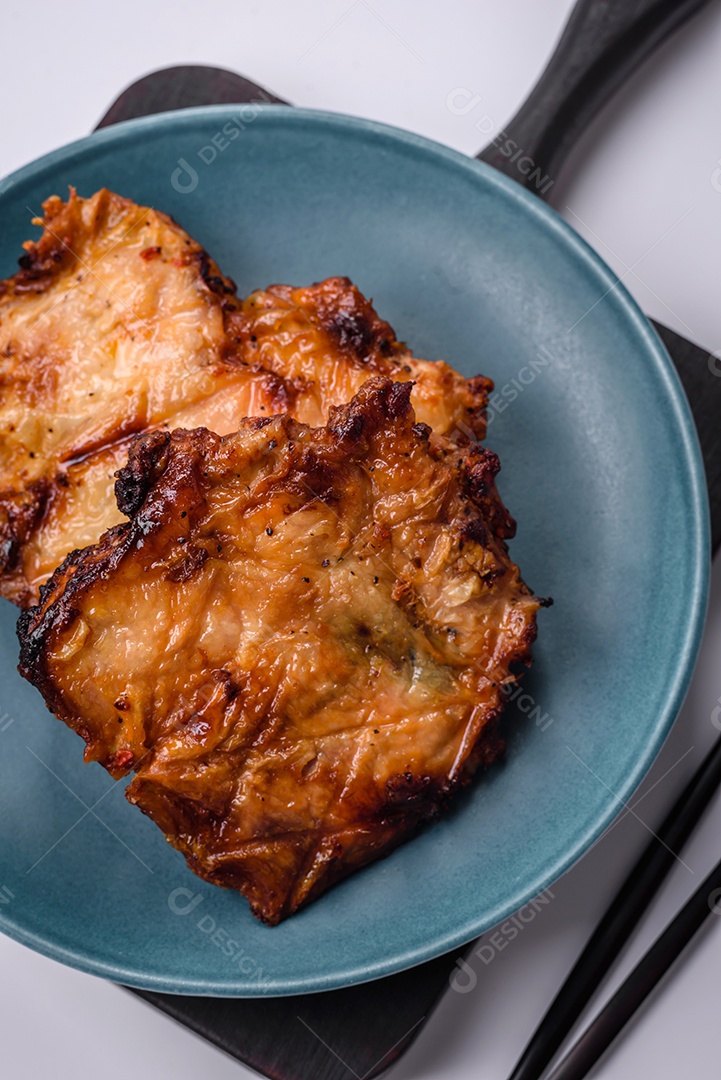 Delicioso frango crocante fresco grelhado com sal, especiarias e ervas. Prato de carne grelhada