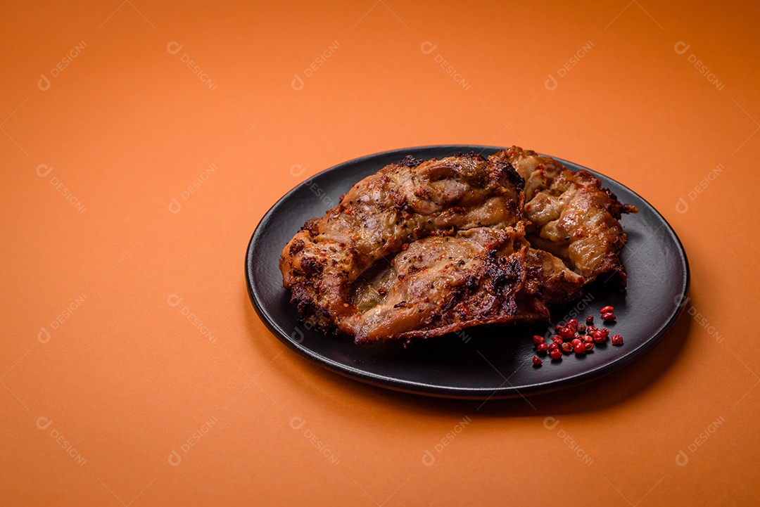 Delicioso frango crocante fresco grelhado com sal, especiarias e ervas. Prato de carne grelhada