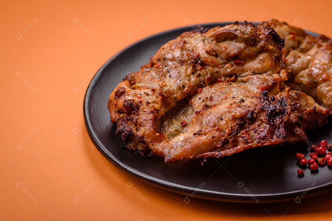Delicioso frango crocante fresco grelhado com sal, especiarias e ervas. Prato de carne grelhada