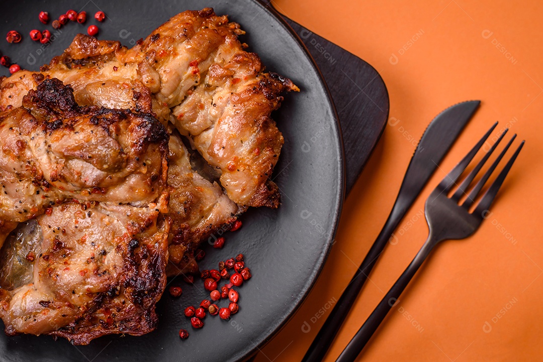 Delicioso frango crocante fresco grelhado com sal, especiarias e ervas. Prato de carne grelhada