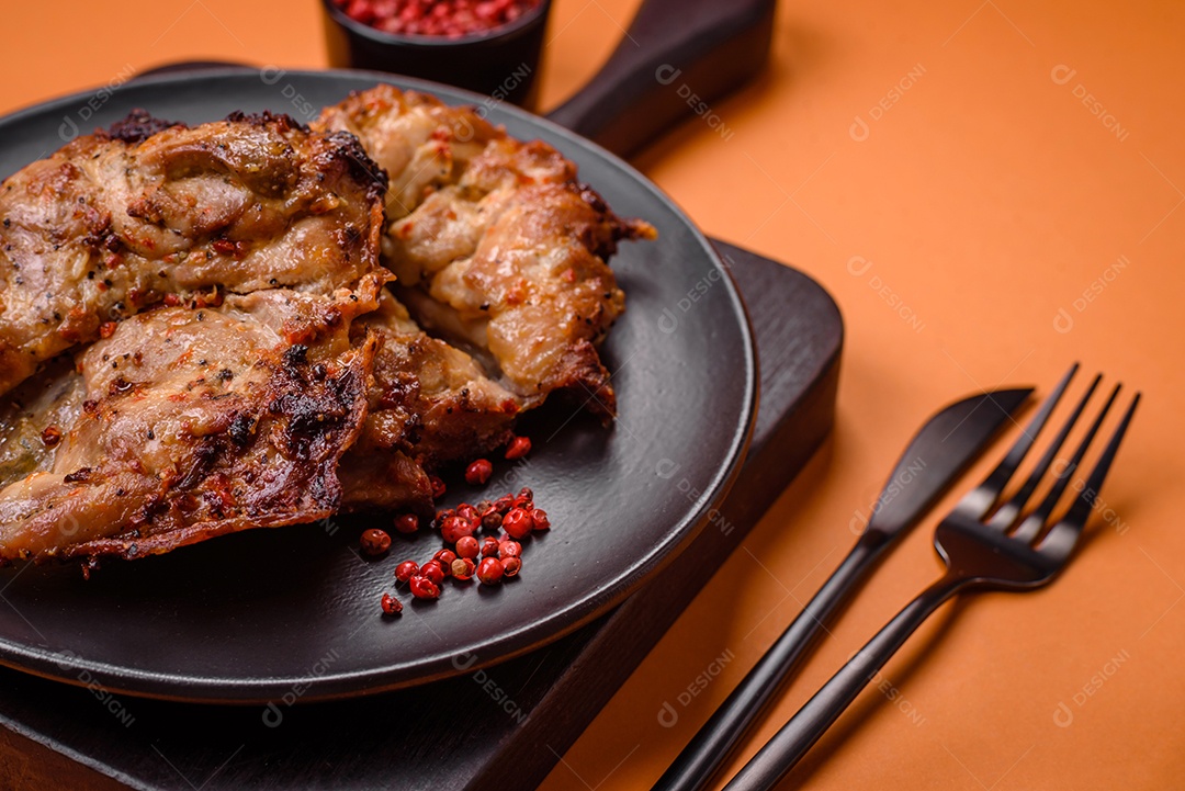 Delicioso frango crocante fresco grelhado com sal, especiarias e ervas. Prato de carne grelhada