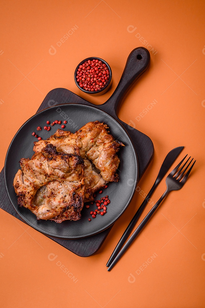 Delicioso frango crocante fresco grelhado com sal, especiarias e ervas. Prato de carne grelhada