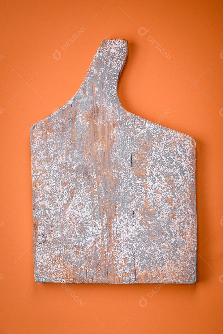 Tábua de corte retangular de madeira vazia em um fundo liso, flatley com espaço de cópia. Utensílios de cozinha na cozinha de casa