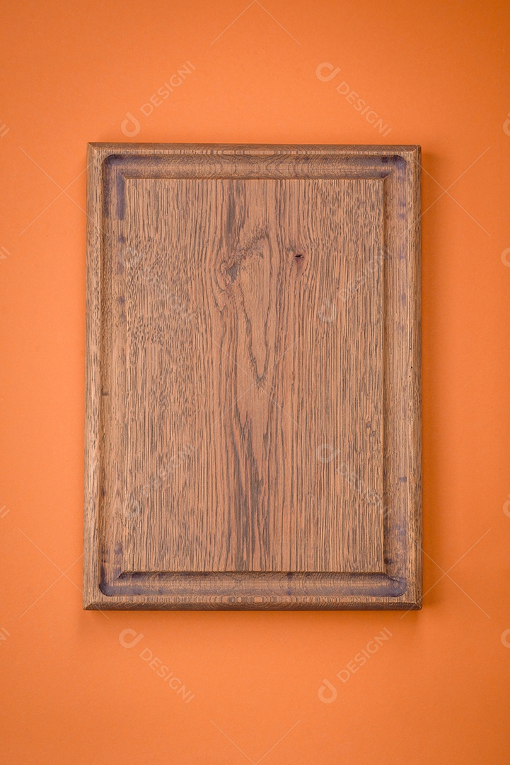 Tábua de corte retangular de madeira vazia em um fundo liso, flatley com espaço de cópia. Utensílios de cozinha na cozinha de casa