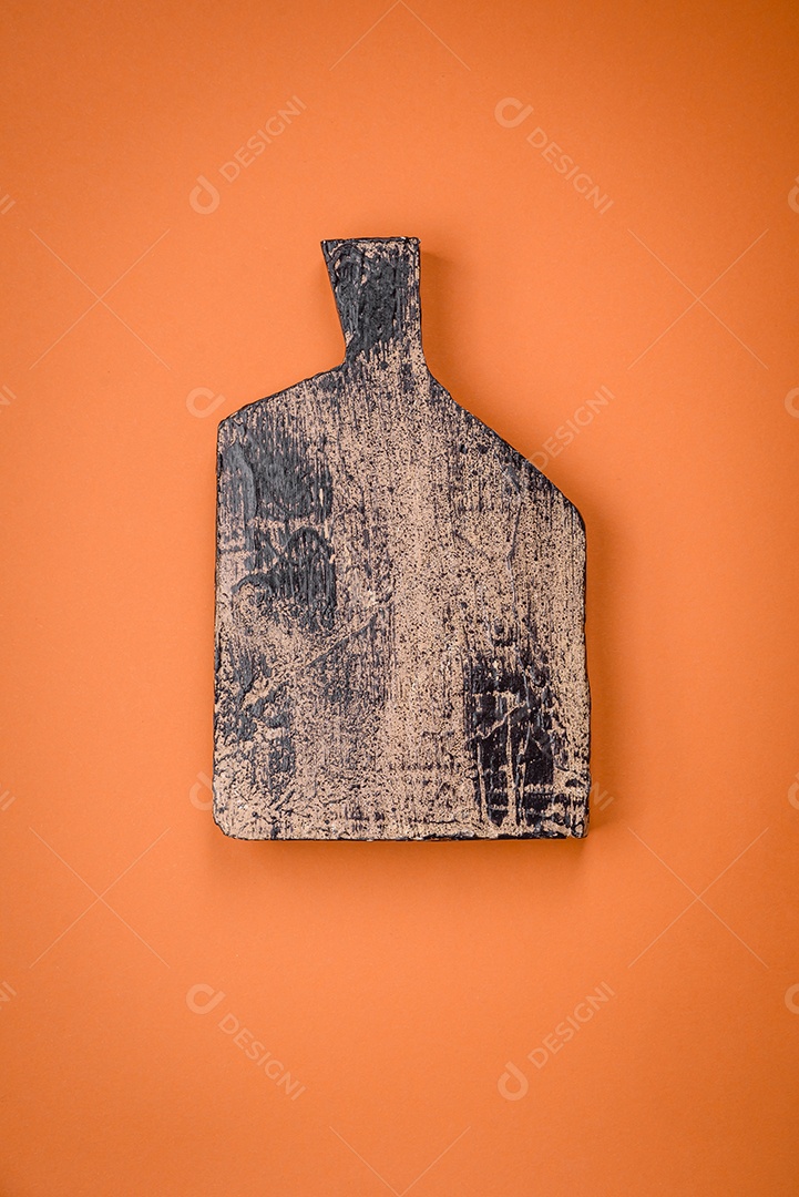 Tábua de corte retangular de madeira vazia em um fundo liso, flatley com espaço de cópia. Utensílios de cozinha na cozinha de casa