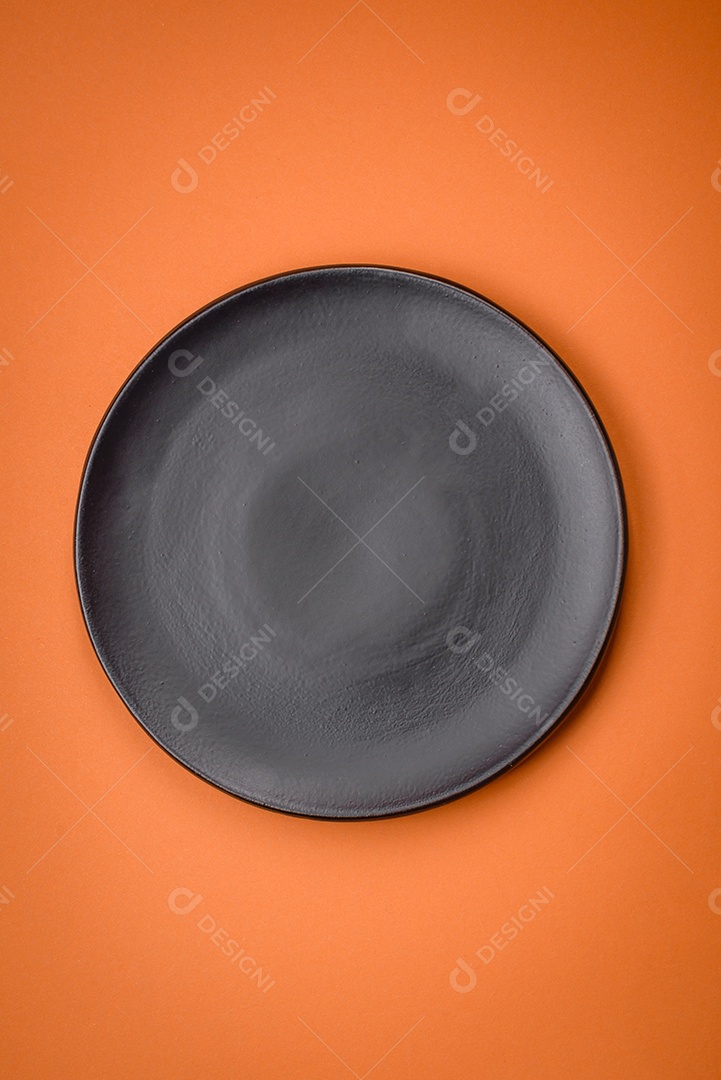 Placa cerâmica redonda vazia sobre um fundo liso, flatley Utensílios de cozinha na cozinha de casa