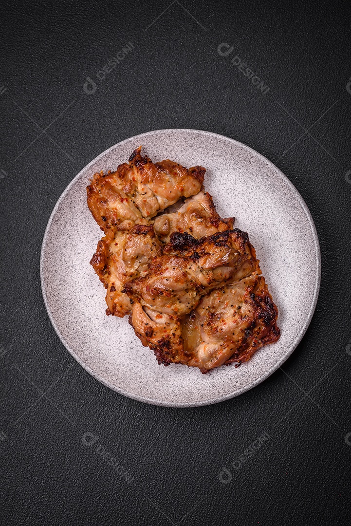 Delicioso frango crocante fresco grelhado com sal, especiarias e ervas. Prato de carne grelhada