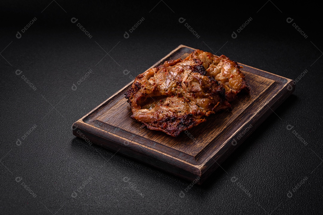 Delicioso frango crocante fresco grelhado com sal, especiarias e ervas. Prato de carne grelhada