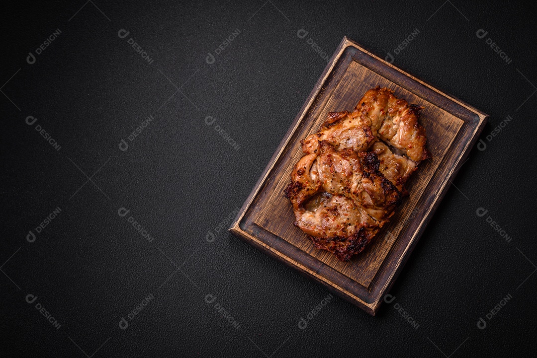 Delicioso frango crocante fresco grelhado com sal, especiarias e ervas. Prato de carne grelhada