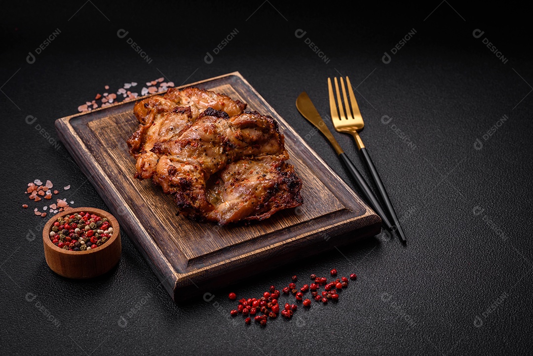 Delicioso frango crocante fresco grelhado com sal, especiarias e ervas. Prato de carne grelhada