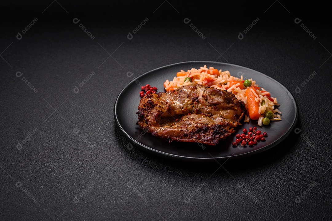 Delicioso frango crocante fresco grelhado com sal, especiarias e ervas. Prato de carne grelhada