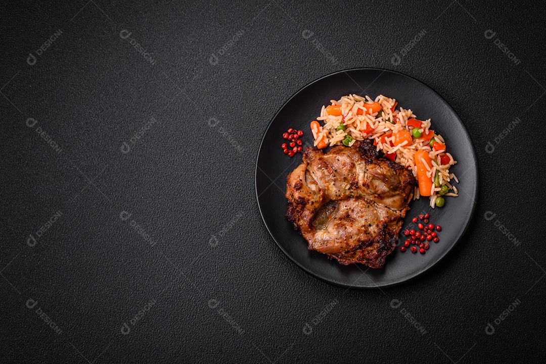 Delicioso frango crocante fresco grelhado com sal, especiarias e ervas. Prato de carne grelhada