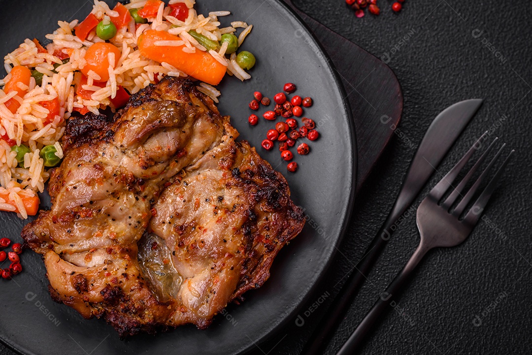 Delicioso frango crocante fresco grelhado com sal, especiarias e ervas. Prato de carne grelhada