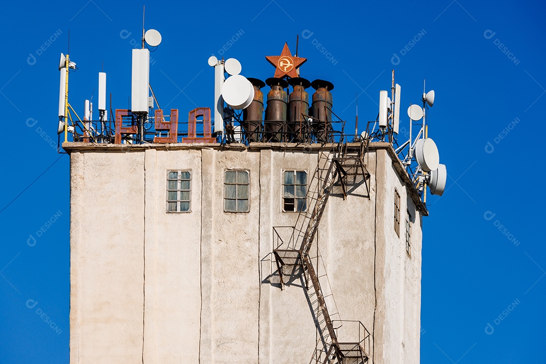 Antenas de telecomunicações no topo da antiga torre