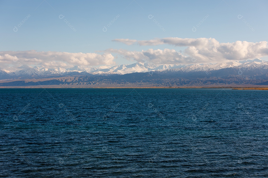 Lago em um fundo montanha