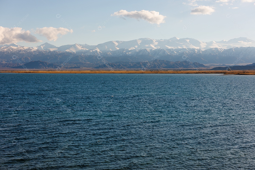Lago em um fundo montanha