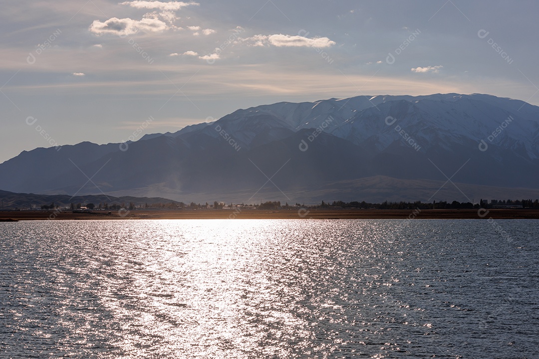 Lago em um fundo montanha