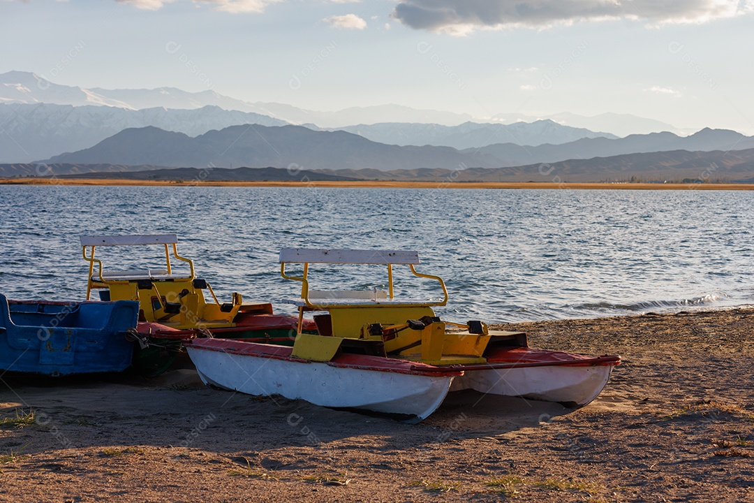 Lago em um fundo montanha